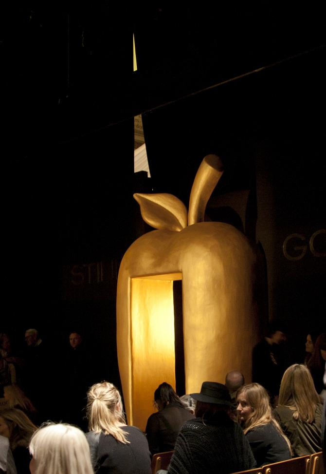 Stine Goya apple entrance